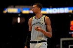 比肩大梦&拜纳姆！文班在季后赛中完成盖帽三双 NBA历史第三人