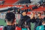 元敏诚赛后向成都球迷谢场并喊话：今年一定要夺冠啊！