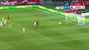 颜骏凌扑救失误😱！邦本宜裕世界波破门，铁人1-0领先海港