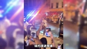 文班遭砸冰块，老球迷被偷袭：纽约，怎么成了现实版哥谭？