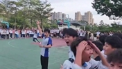 牛X啊！中学班赛惊现后场超超超远三分绝杀！这球能吹一辈子！